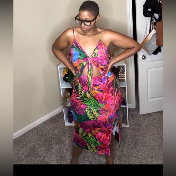 Dresses & Skirts - Floral midi dress , perfect for summer. New with tags
